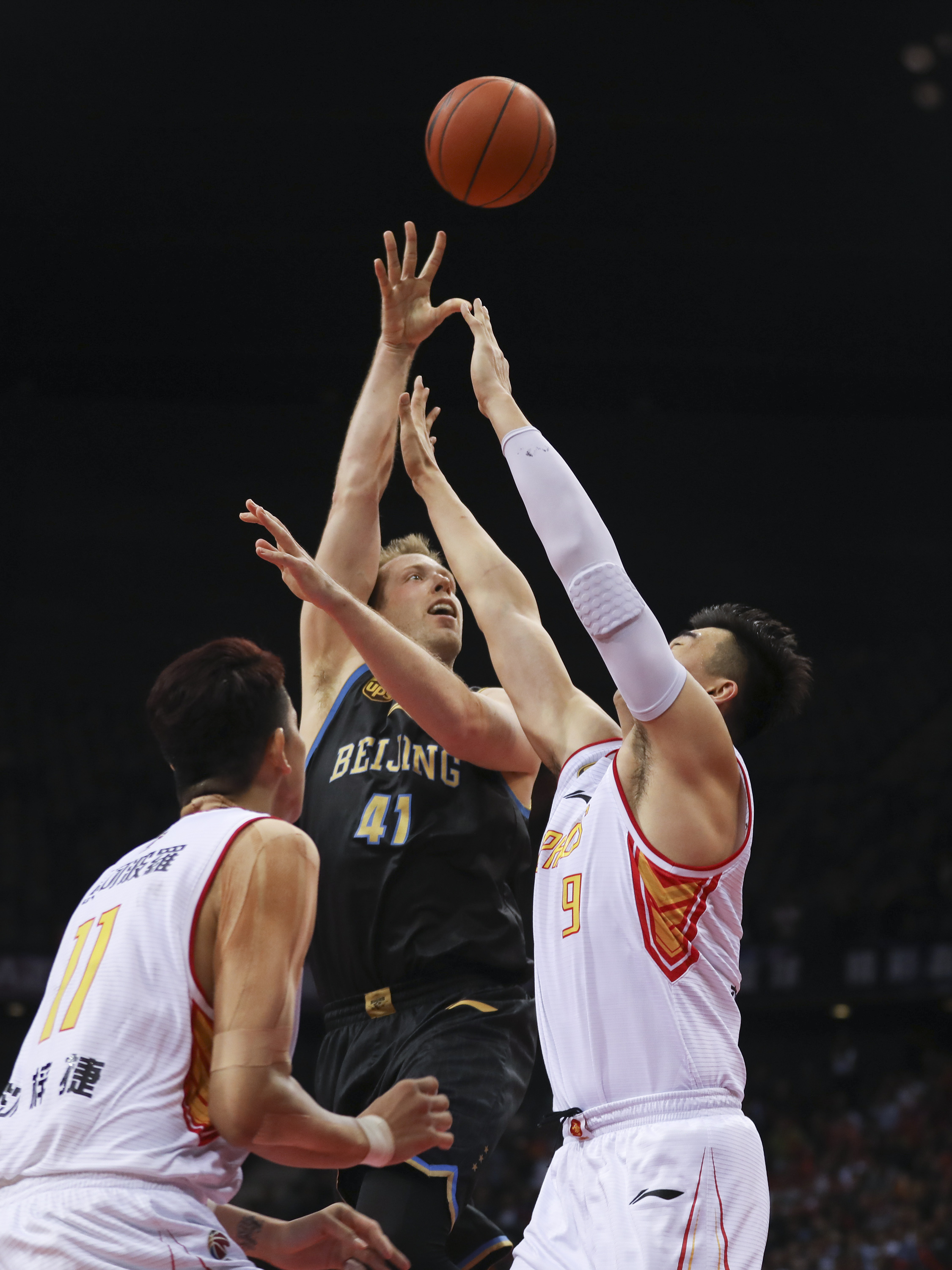 官方：名古屋鲸鱼外援前锋容克赛季结束后合同到期离队（名古屋鲸鱼官宣：外援前锋容克赛季末合同到期将离队）