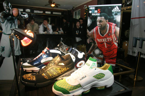 半场战报：马刺61-59尼克斯 文班4分4板 OG10中8轰20分布伦森15+4（半场速报：马刺61-59暂领先尼克斯，文班亚马4分4板，OG10投8中砍20分，布伦森15分4助）