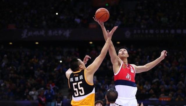 沃西谈东契奇伤退：他从一开始就显得有点慢 好像是在寻找机会（沃西评东契奇伤退：开局节奏偏慢，仿佛在寻找机会）