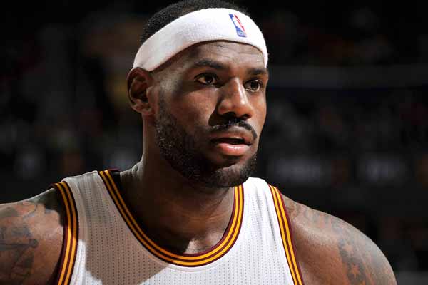 表现不错！萨格斯半场10中5得到14分3篮板3助攻（手感不俗！萨格斯半场10投5中砍下14分3篮板3助攻）