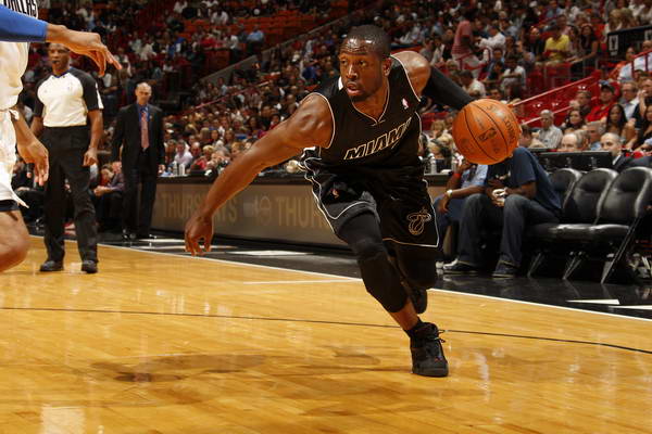 足球英超豪门逆转取胜，主帅赛后握拳怒吼（英超豪门完成逆转取胜 主帅赛后握拳怒吼）